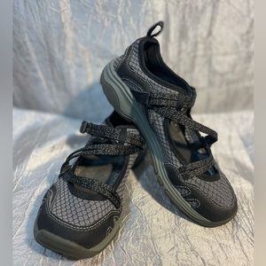 Chaco NEW Women’s close toed eco-shield black/gray sandals with straps